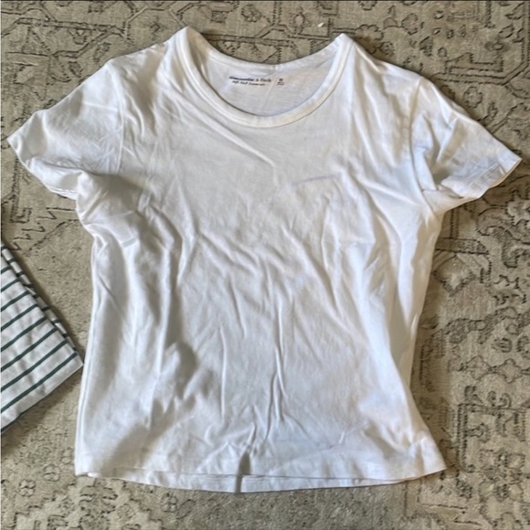 Abercrombie & Fitch cropped tee bundle - Picture 2 of 4
